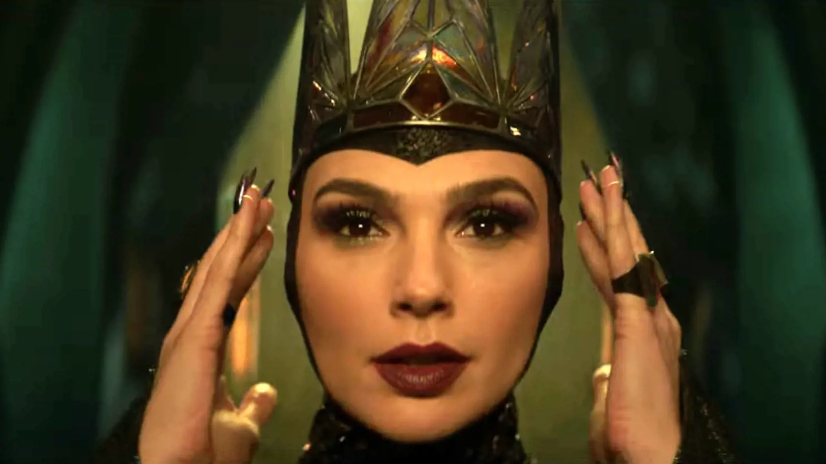 Gal Gadot hrá Zlú kráľovnú. 