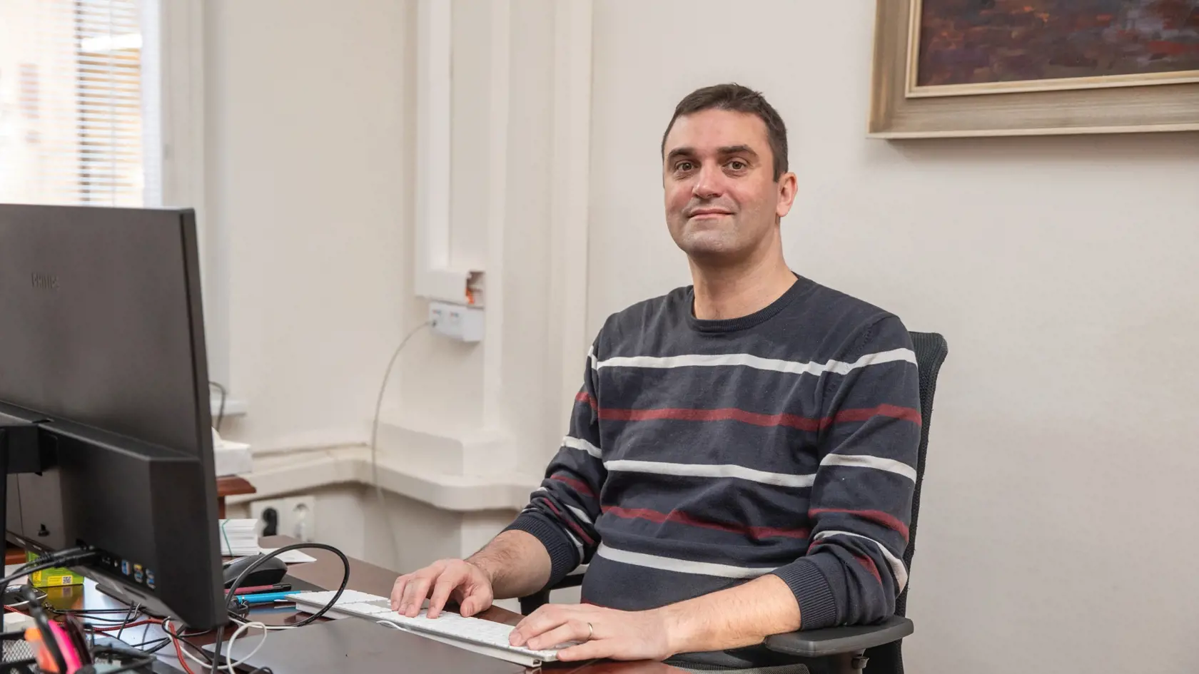Na snímke je Mgr. Martin Venhart, PhD., ktorý je vedúcim Oddelenia jadrovej fyziky Fyzikálneho ústavu SAV.