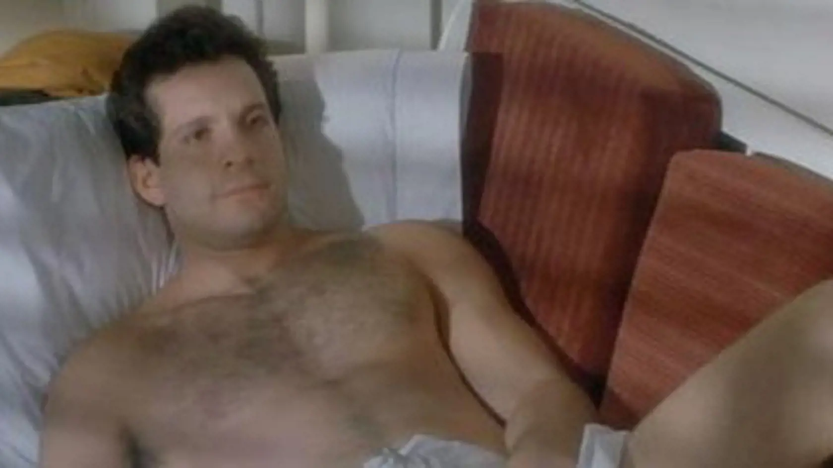 Steve Guttenberg (64) ako kadet Carey Mahoney.