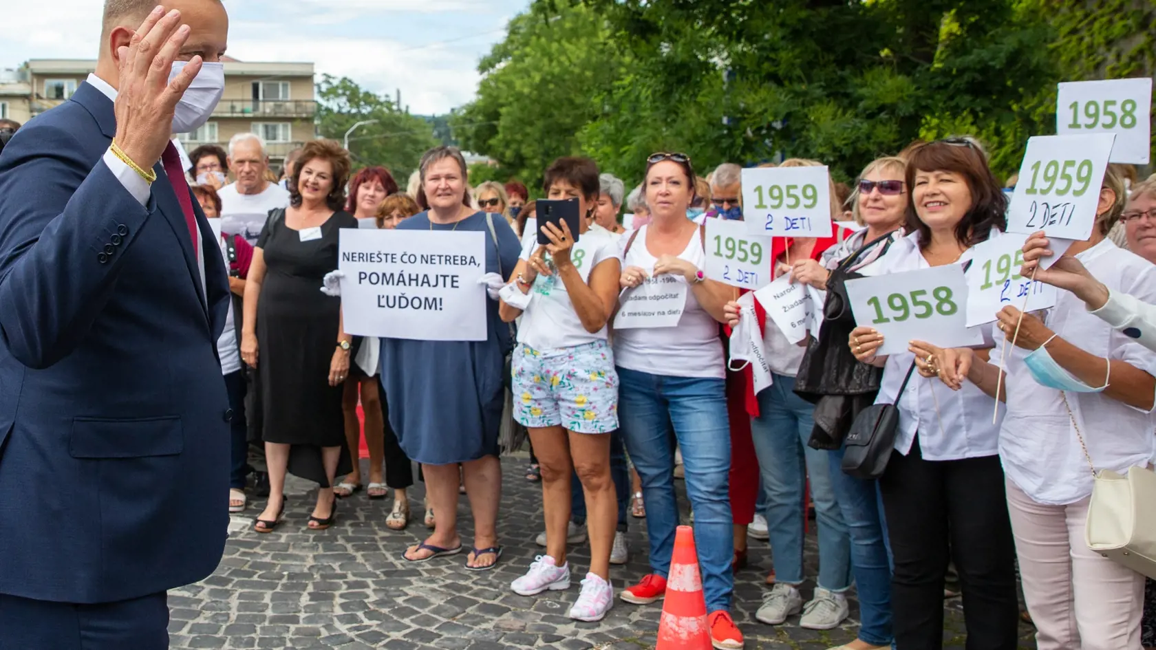 Takmer tri stovky žien prišli v utorok pred parlament bojovať za spravodlivý odchod do dôchodku. U Borisa Kollára našli podporu.