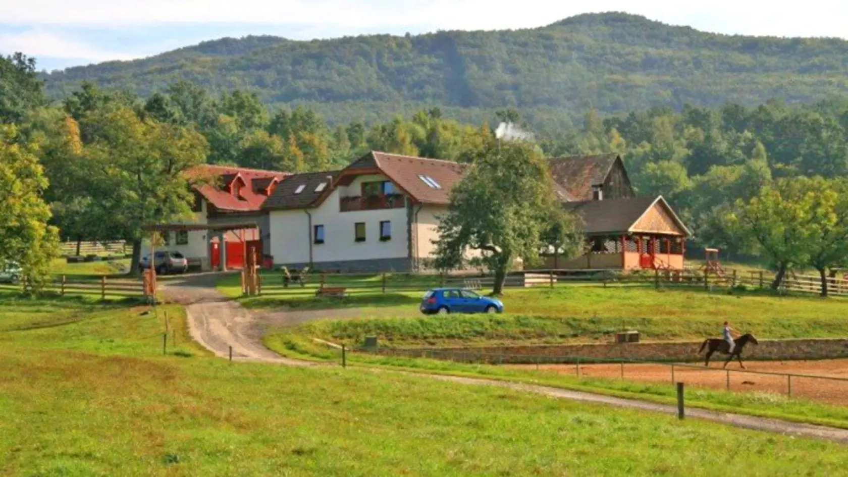 Ranč Bezekov Laz, Zvolen - Ranč Bezekov Laz v Pliešovskej kotline je situovaný na samote v príjemnom a tichom prostredí. V areáli penziónu sa môžete ubytovať, užiť si jazdu na koni a pochutnať si na skvelej strave.