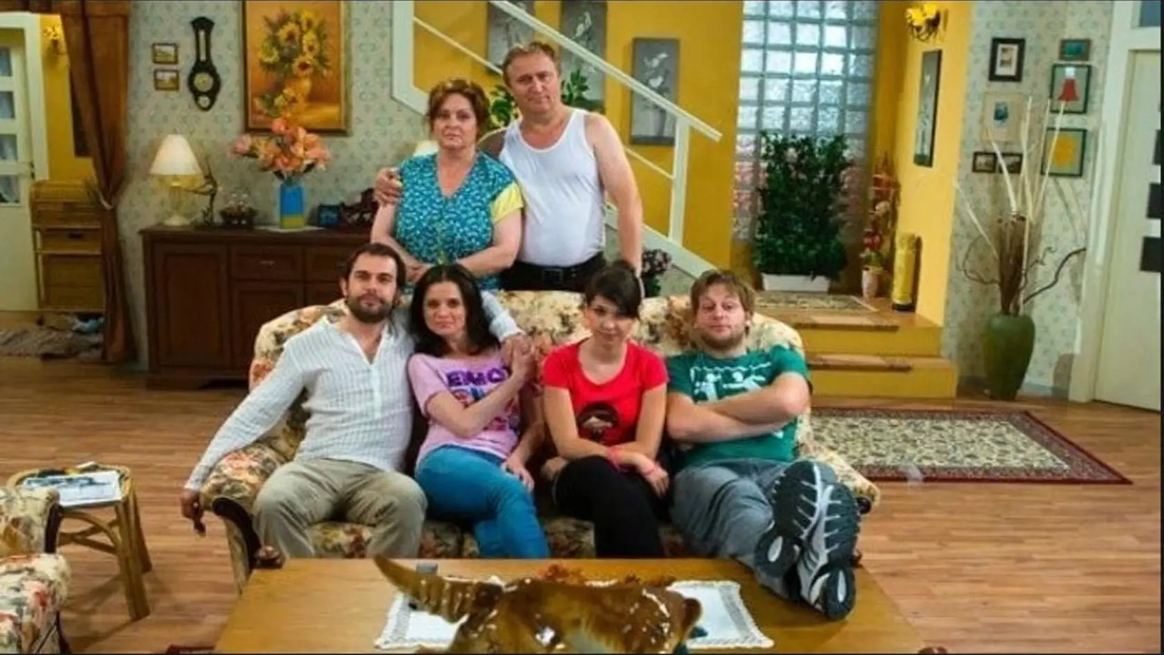 Markíze sa v roku 2010 podaril poriadny krok vedľa. Vyprodukovala seriál o rodine, ktorá zbožňuje bôčiky a hlava rodiny má nepochopiteľne ukrajinský prízvuk... Aby toho nebolo málo, seriál Sekerovci obsahoval extrémne trápny humor, trápne vtipy príhlúpleho syna či neustálu prípravu na výstavu mäsových výrobkov... Čo viac dodať.
