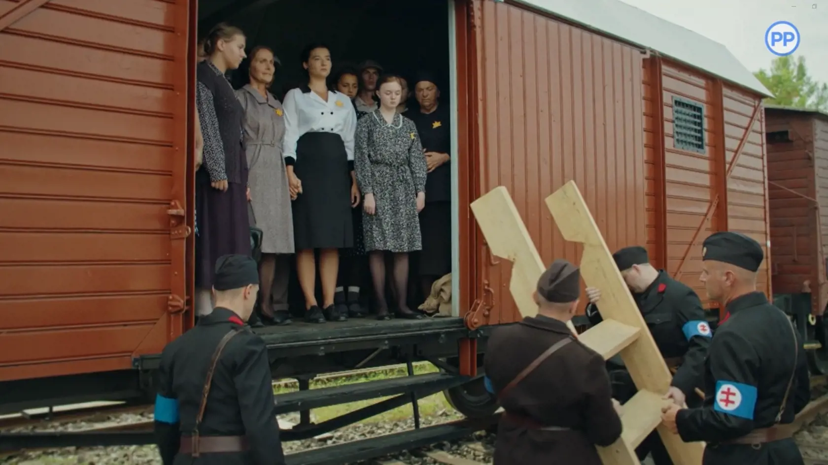 Walter Klaus dal urýchlene vypraviť vlak, kde sa uistil, aby v transporte nechýbala Ester Karnitzová a Anna Urbanová. Pani Mária sa však obetovala a do pracovného tábora poputuje namiesto Anny ona. 