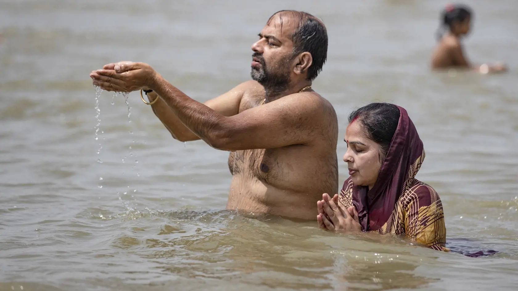 EBE 3 Allahabád - Na snímke hinduisti sa modlia  počas sviatku Ganga Dussehra na posvätnom mieste Sangam, sútoku riek Gangy, Jamuny a Sárasvatí v indickom Allahabáde 1. júna 2020. Indická vláda oznámila uvoľnenie niektorých epidemiologických opatrení od začiatku júna. Výnimkou budú zóny s mimoriadne vysokým počtom prípadov. FOTO TASR/AP
Hindu devotees offer prayers in the River Ganges, during the Ganga Dussehra festival, in Prayagraj, India, Monday, June 1, 2020. Hundreds of Hindu devotees made 