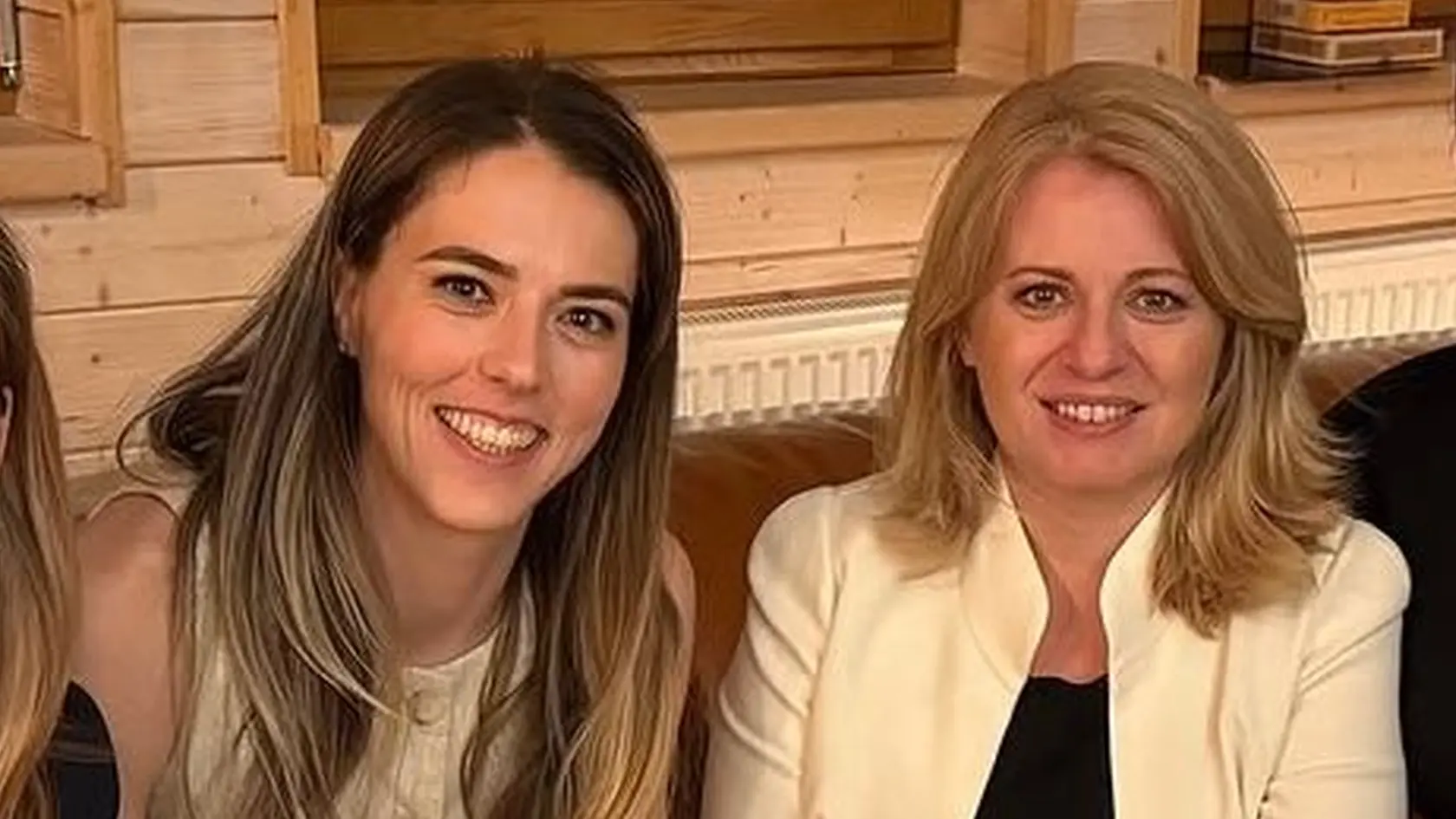 Petra Vlhová (druhá zľava) je od zranenia na sociálnych sieťach len sporadicky, no so snímkou, na ktorej je v spoločnosti Zuzany Čaputovej (v strede) sa musela pochváliť.