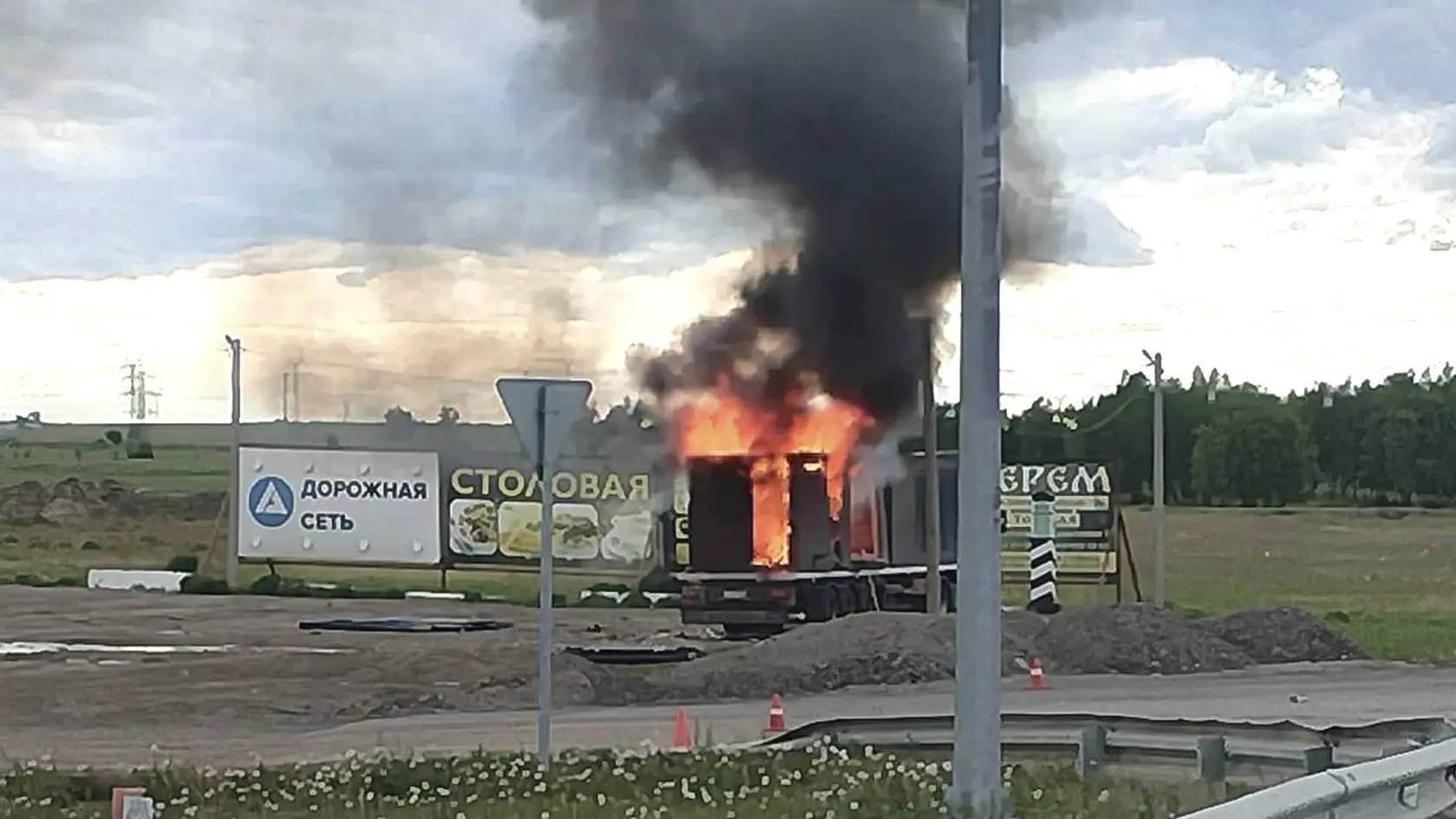 Na snímke, ktorú zverejnil gubernátor Irkutskej oblasti Igor Kobzev v nedeľu 1. júna 2025, vidieť horiace nákladné auto, ktoré bolo použité na vypustenie niektorých ukrajinských dronov, ktoré zaútočili na ruské letecké základne v Irkutskej oblasti.
