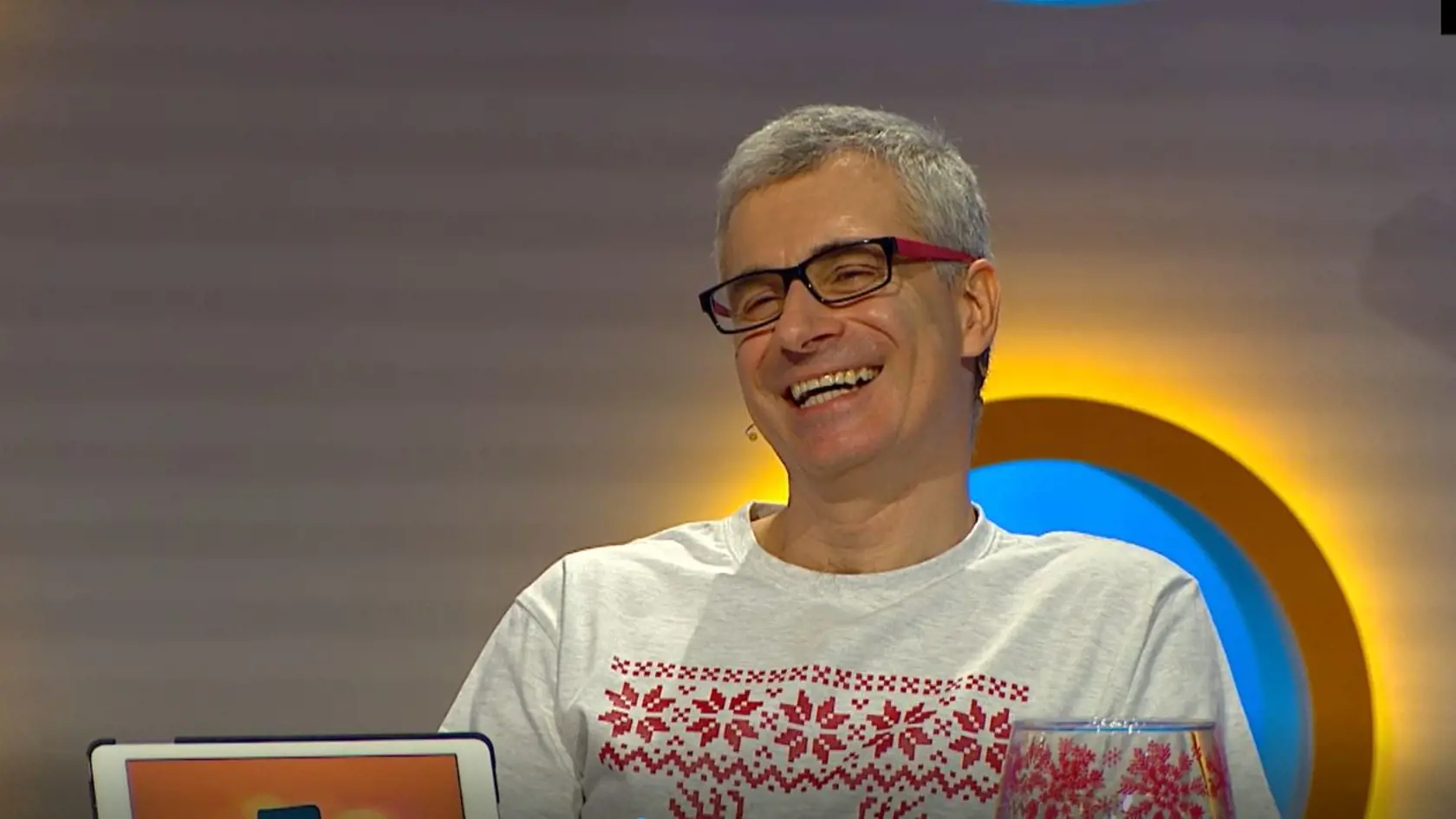 Zdena opísala život s Braňom Kostkom a znázornila, ako si utiera vodu medzi prstami.