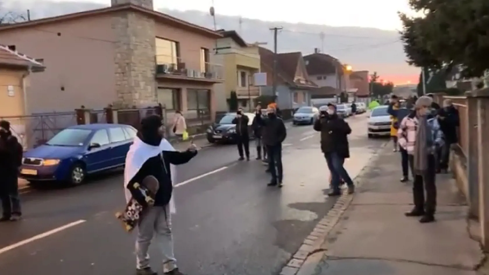 Matovičova zvýšená ochrana je opodstatnená, jeden z masívnych protestov sa konal dokonca priamo pred jeho domom.