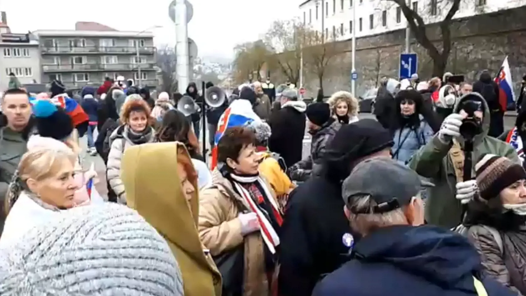 Ľudia opäť protestovali proti Igorovi Matovičovi pred jeho domom v Trnave, ale aj pred Úradom vlády či pred parlamentom.