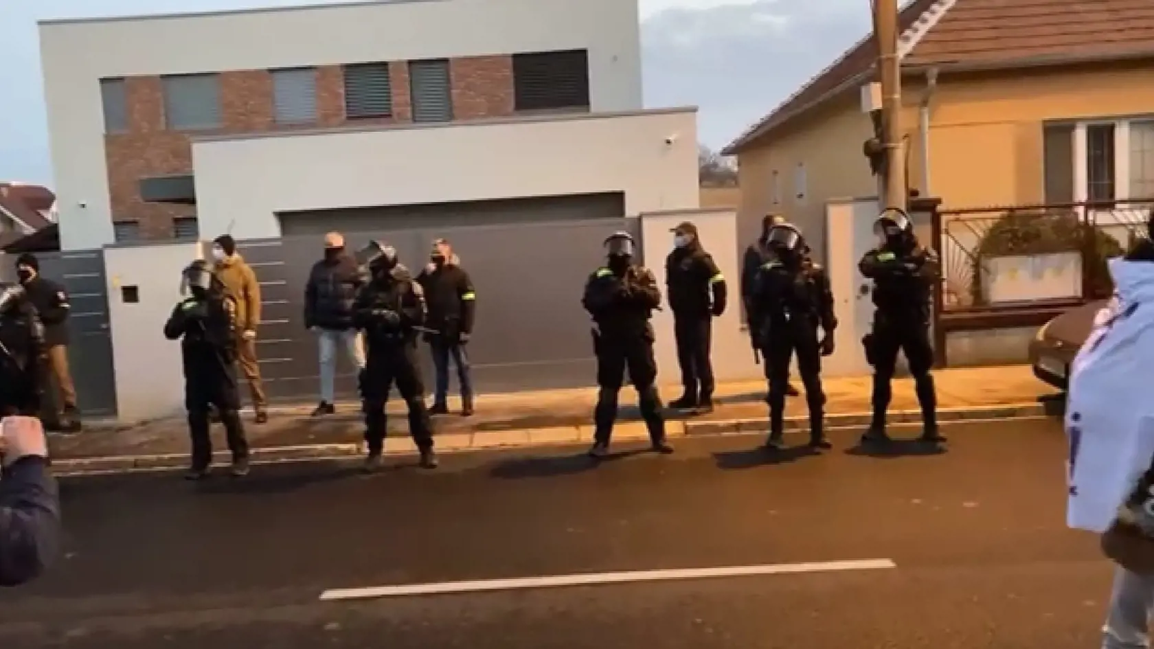 Matovičova zvýšená ochrana je opodstatnená, jeden z masívnych protestov sa konal dokonca priamo pred jeho domom.