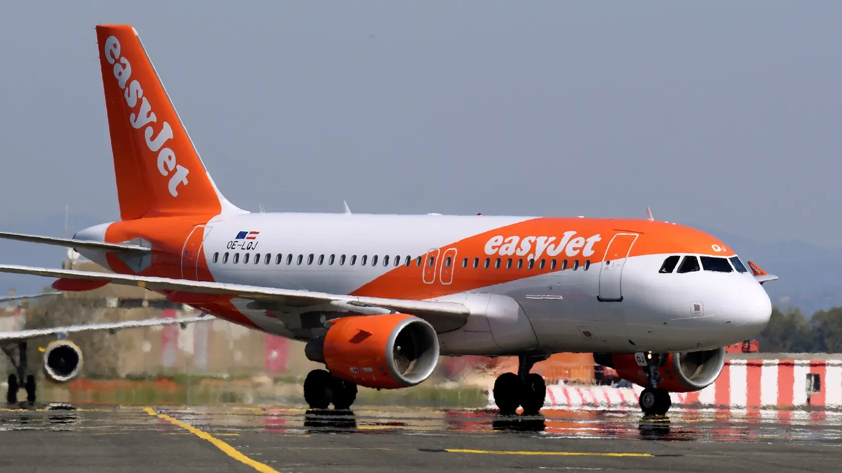 Hororový let z Cypru: Lietadlo easyJet sa naplnilo dymom, cestujúci prežívali chvíle paniky
Cestujúci letu z Cypru do Bristolu zažili dramatické chvíle po tom, čo sa kabína lietadla začala plniť dymom. Let musel núdzovo pristáť v Turecku. Podľa svedkov na palube vypukol chaos a panika.