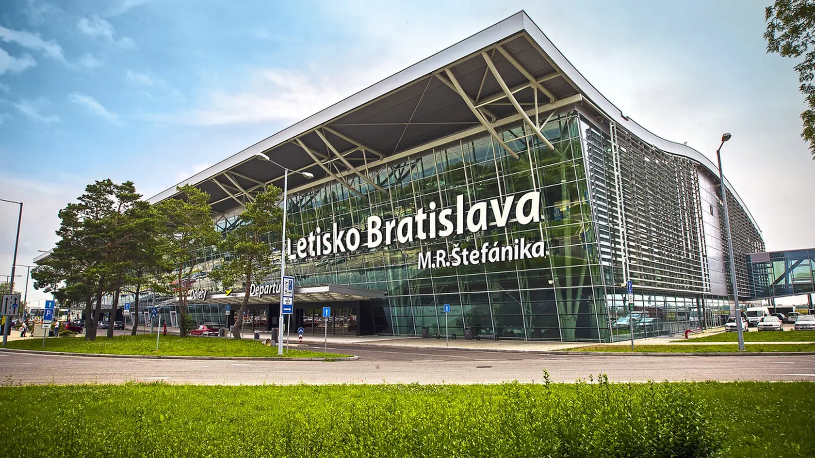Na letisku možno vyrastie balíkové centrum.
