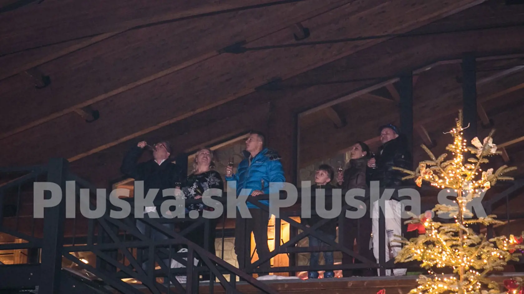 Počiatek si v noci užíval výhľad na veľkolepý ohňostroj.