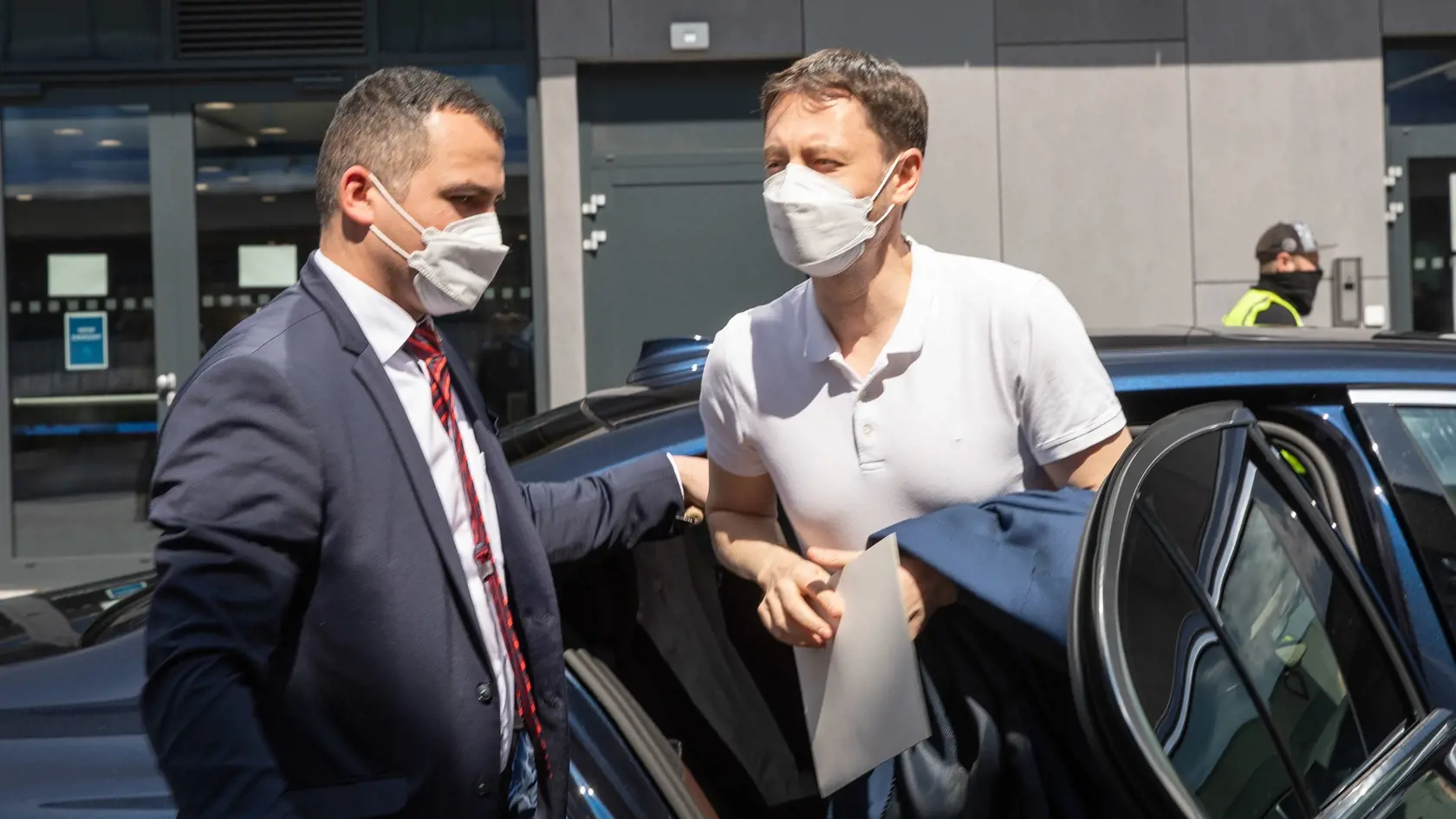 Na snímke je predseda vlády SR Eduard Heger ktorý sa nechal zaočkovať prvou dávkou proti covidu.