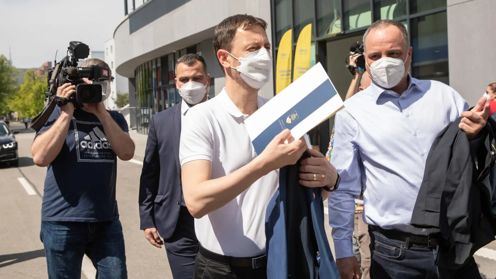Na snímke je predseda vlády SR Eduard Heger ktorý sa nechal zaočkovať prvou dávkou proti covidu.