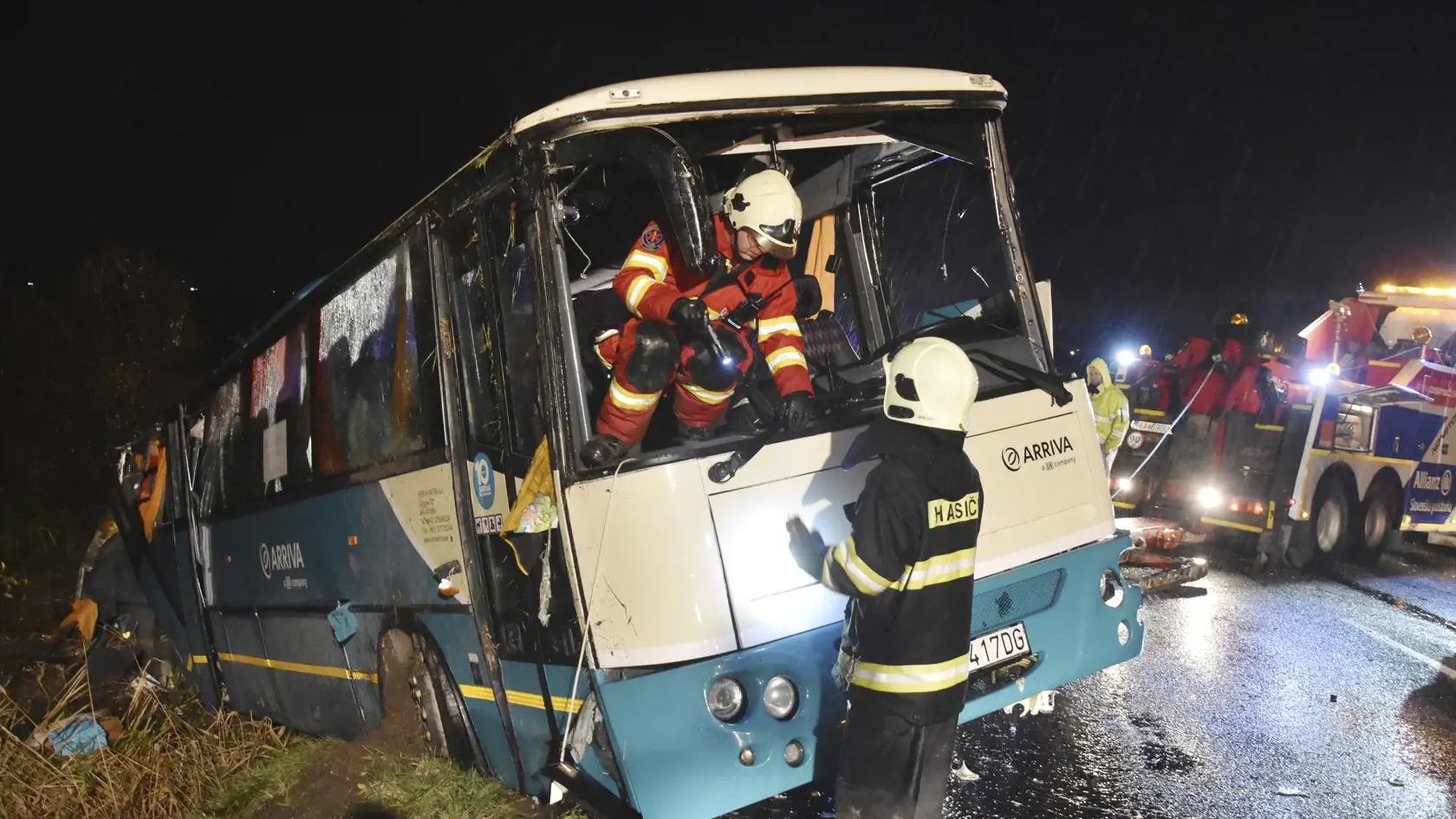 Vrak autobusu sa podarilo postaviť až po zotmení..