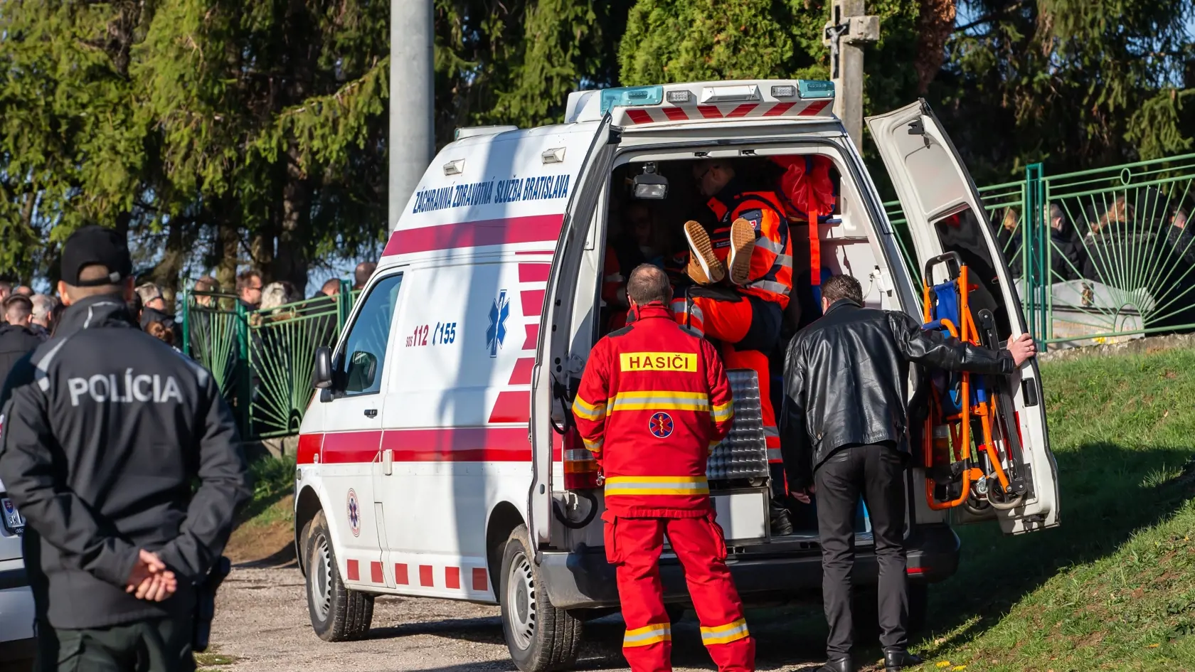 Na snimke je pohreb ktorý sa konal v obci Jelenec, pre zosnulých ktorý tragicky zahynuli pri tragickej nehode. 