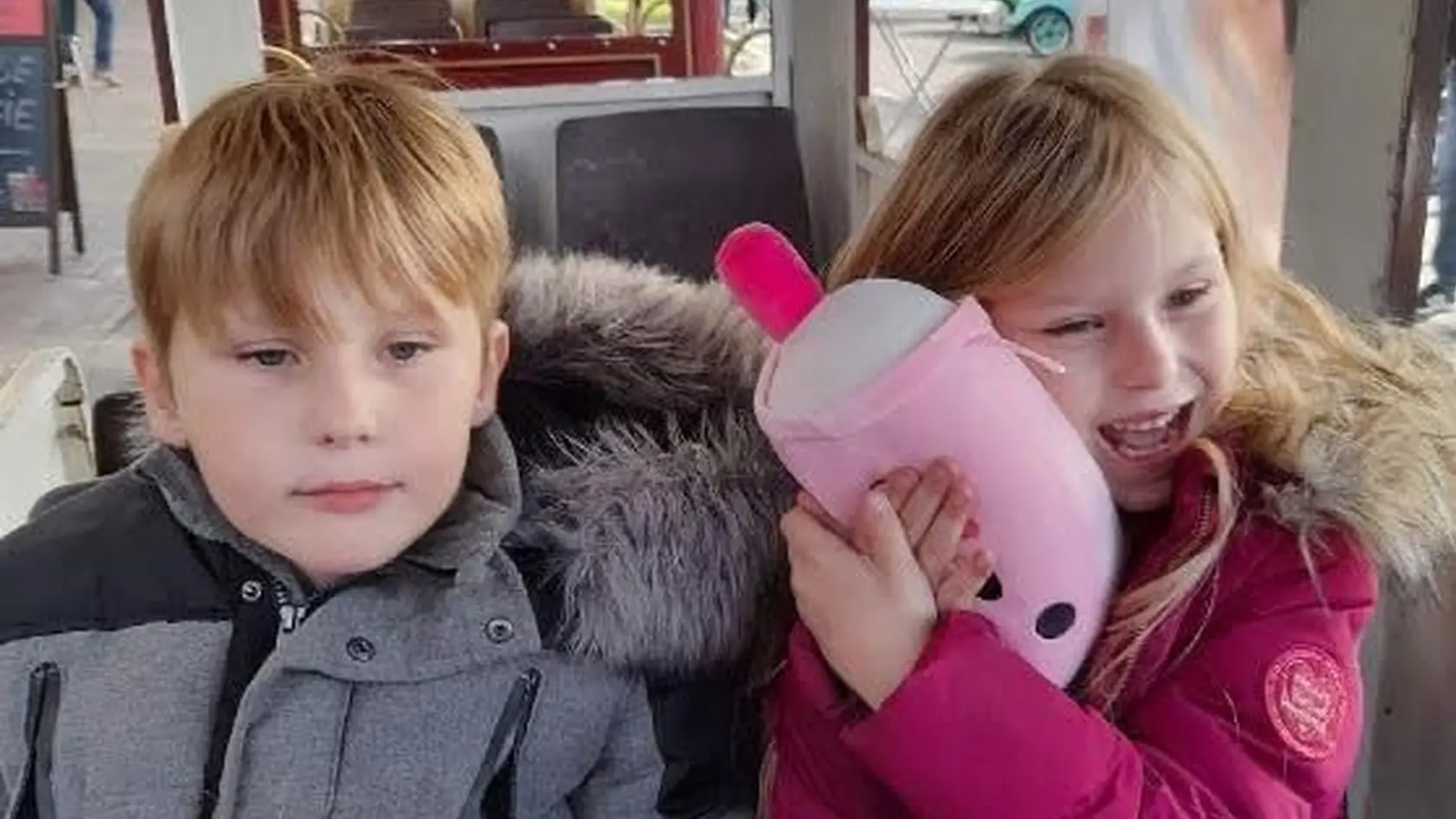 Desaťročný Jeffrey a osemročná Emma
