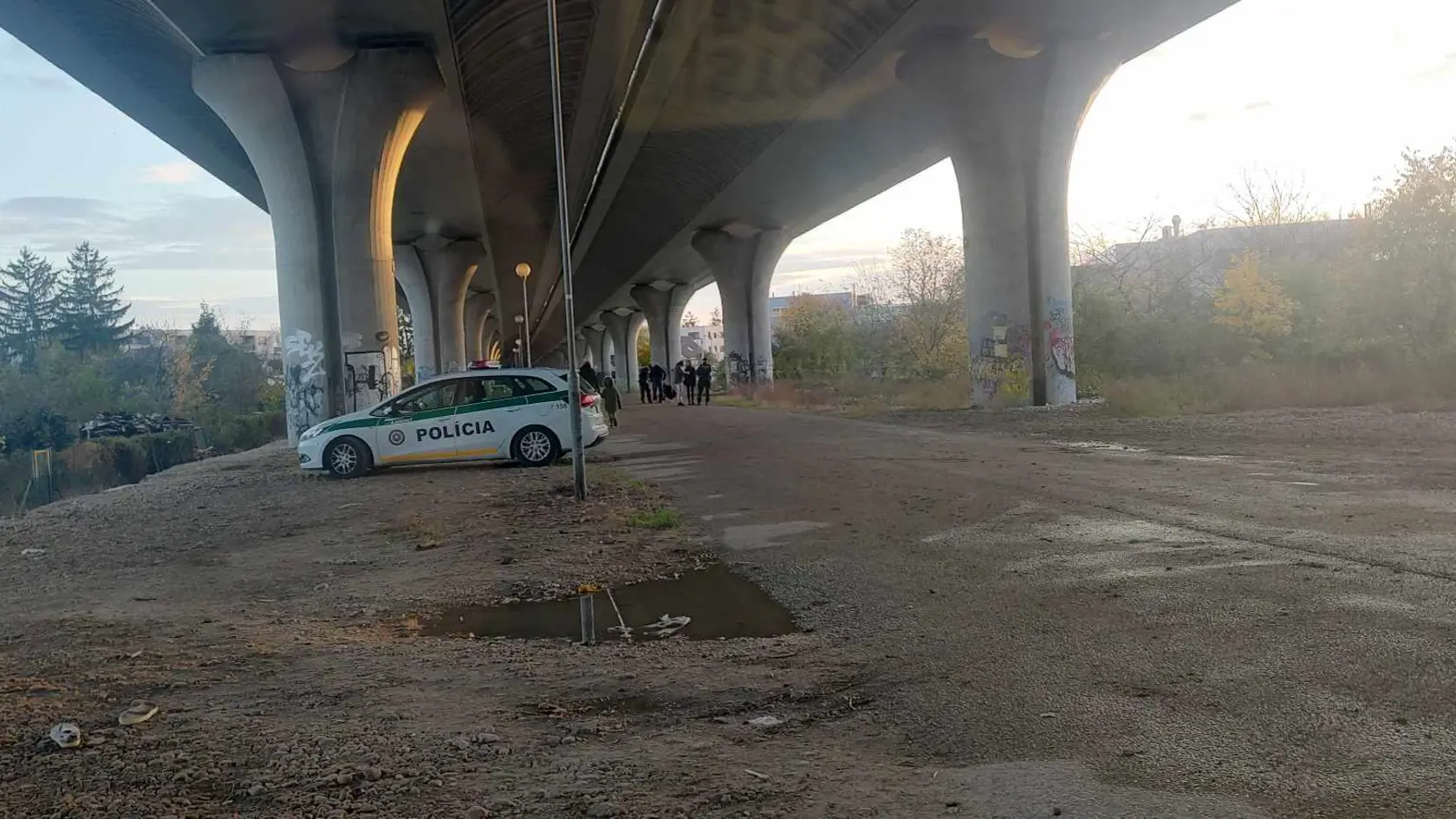 Policajti vyšetrujú nález predmetu v tvare ľudskej lebky na nelegálnej skládke v blízkosti Vrakunskej cesty.