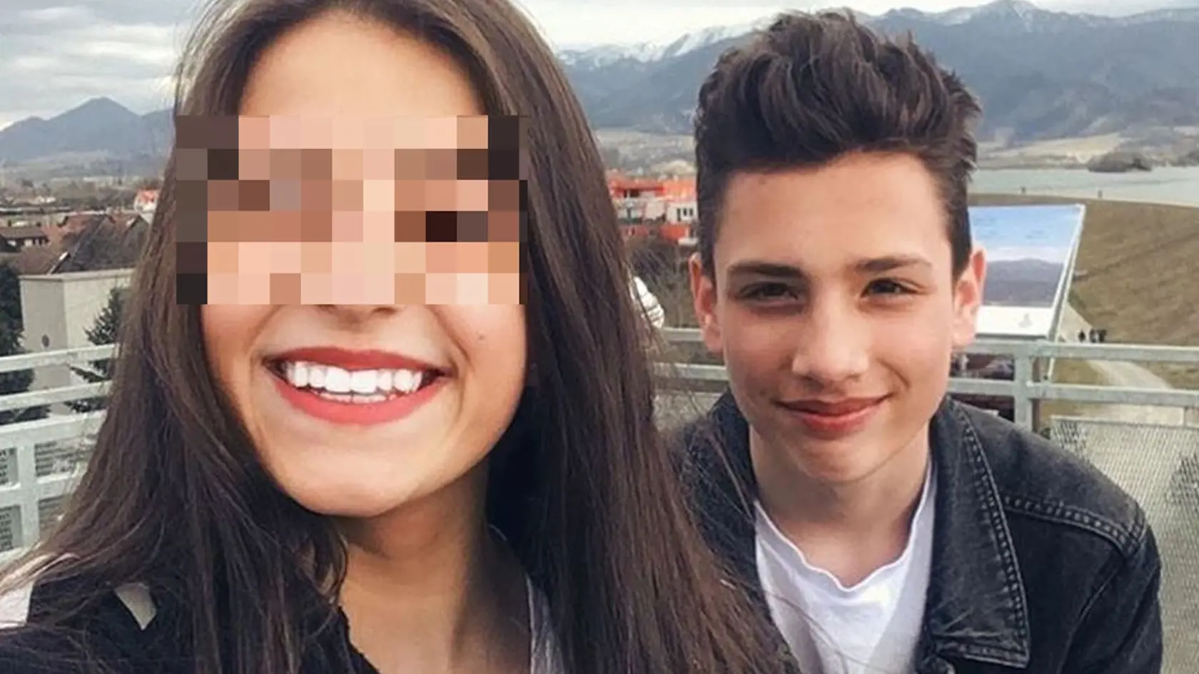 Gymnazistka mala podľa obvinenia polície dobodať spolužiaka a kamaráta.
