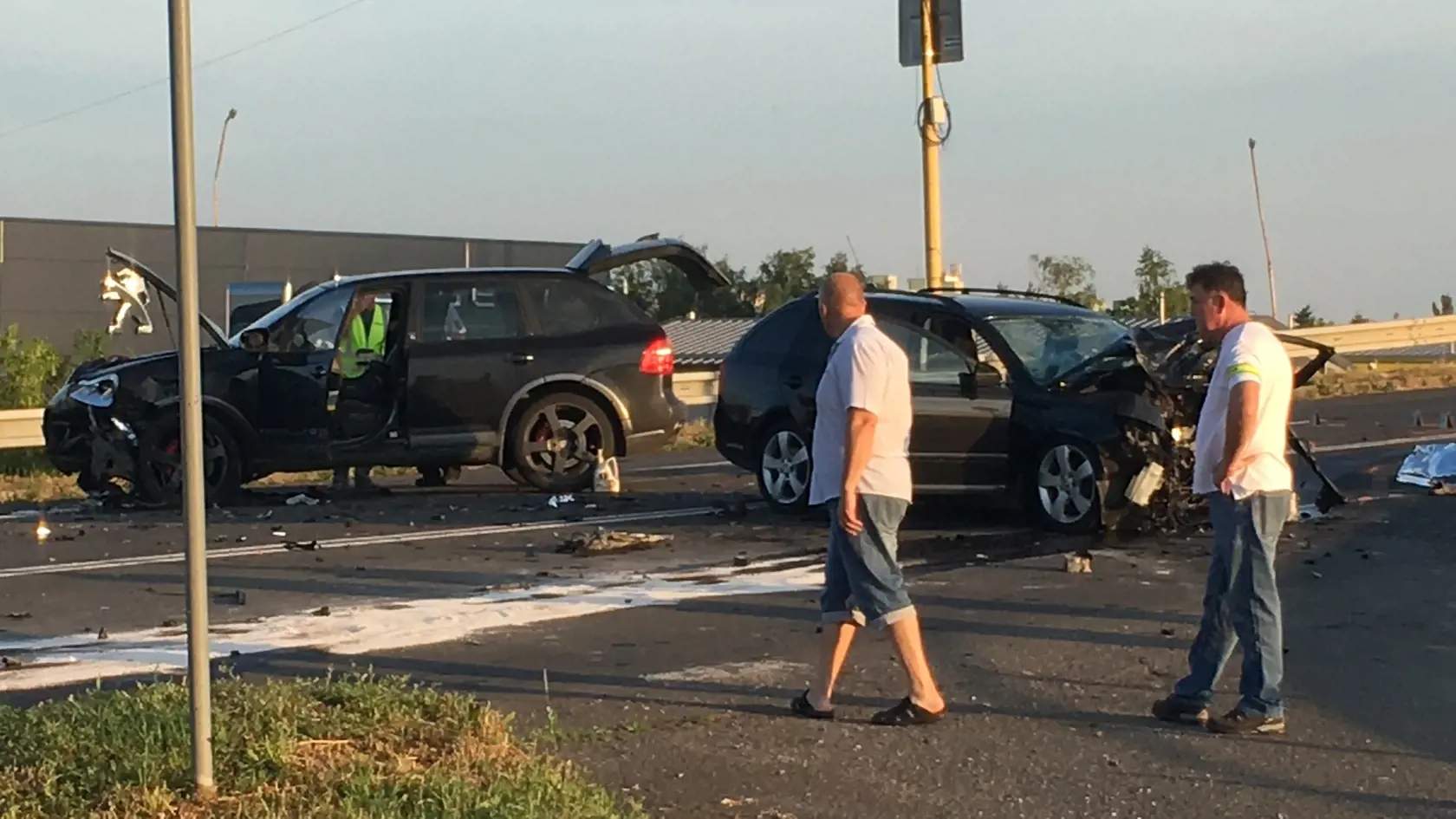 Čelná zrážka na prehˇadnej ceste v Lučenci mala katastrofáone následky.