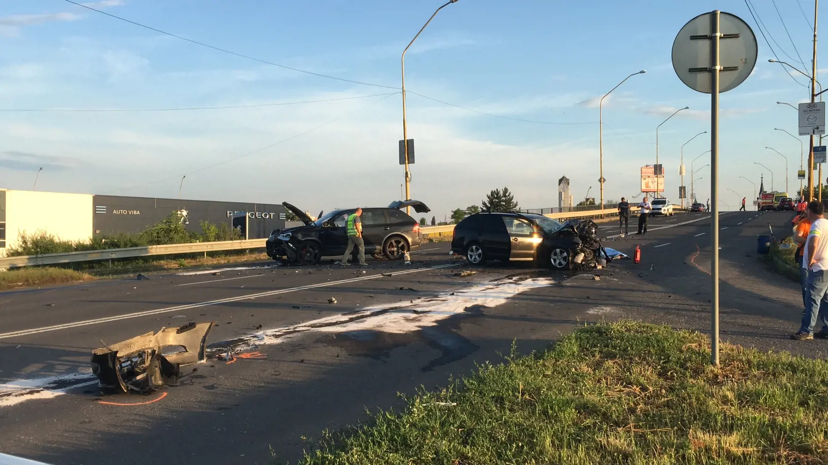 Čelná zrážka na prehˇadnej ceste v Lučenci mala katastrofáone následky.