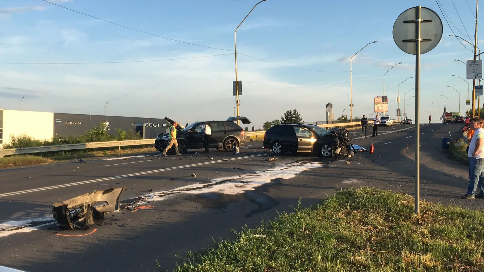 Čelná zrážka na prehˇadnej ceste v Lučenci mala katastrofáone následky.