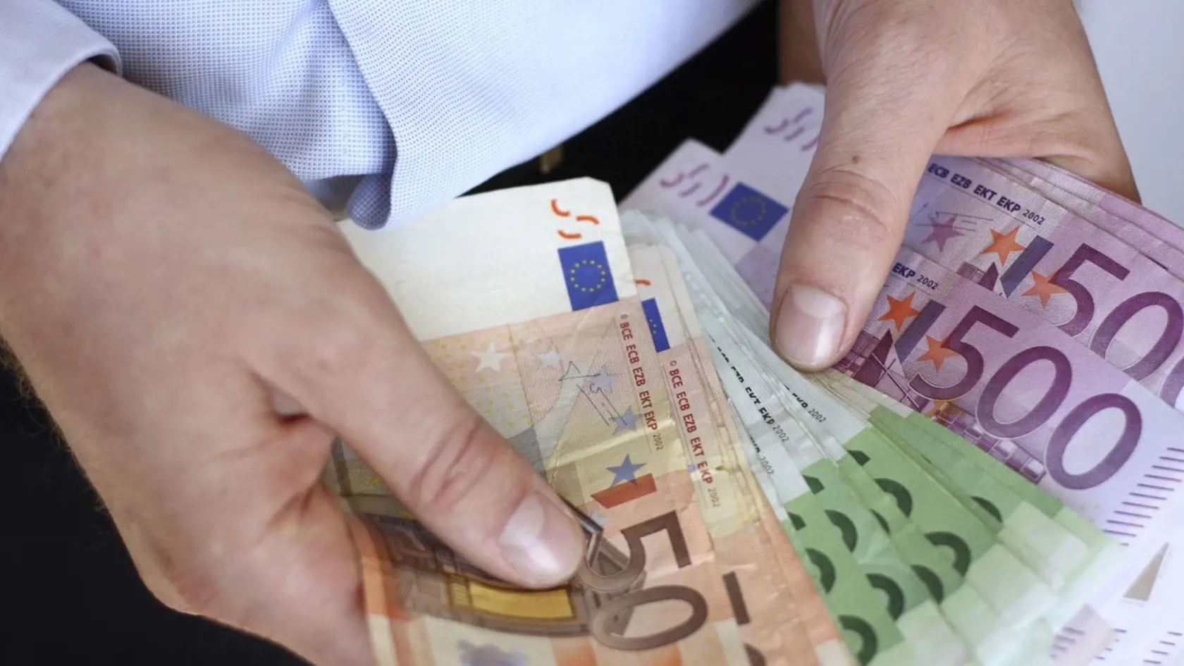 Koľko zarábate? Táto otázka sa v mnohých kultúrach vrátane európskej považuje za neprimeranú a dopytovaného môže dokonca uraziť. Nemci sa však rozhodli tabu o platoch zbúrať. Svoje výplatné pásky zdieľajú pred tisíckami cudzincov na sociálnej sieti a o výške zárobkov živo diskutujú.