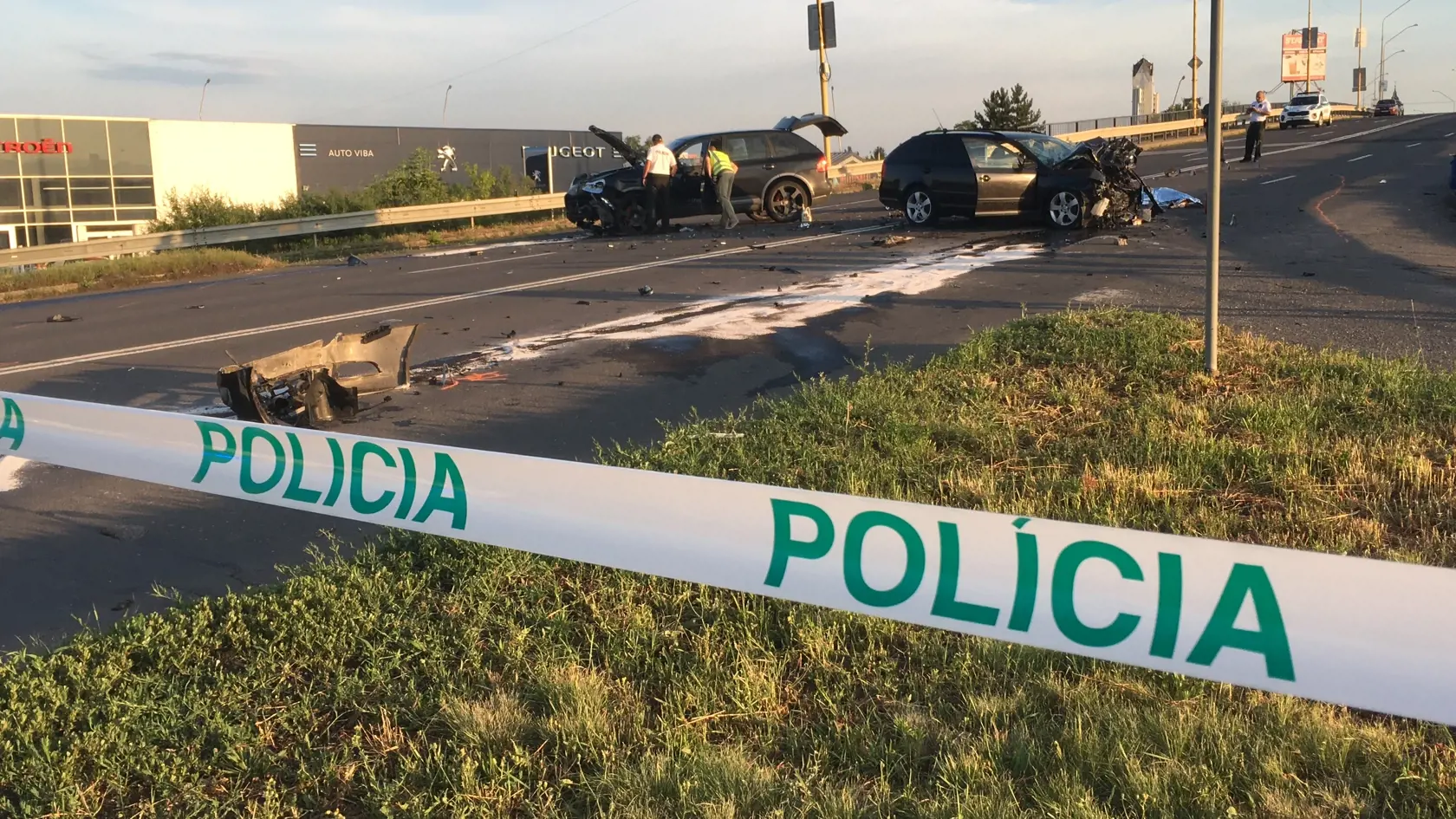 Polícia vydala správu, že nevie, kto šoféroval Porschce. Obaja pasažieri v ňom ale nafúkali. Polícia neprezradila ani výsledok dychovej skúšky.