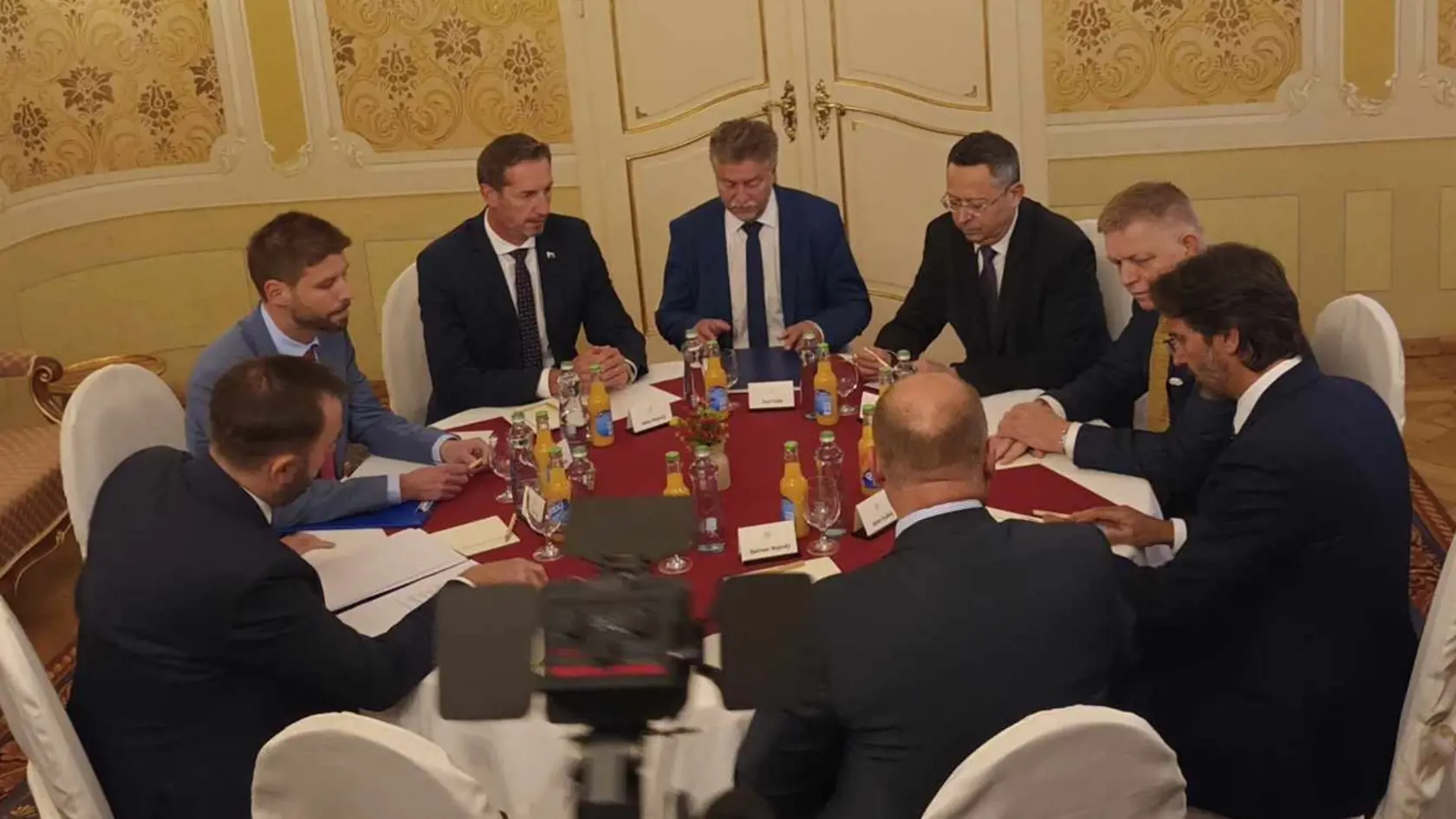 Okrúhly stôl premiéra Roberta Fica so zástupcami opozície. Rokujú o konsolidačnom balíčku.