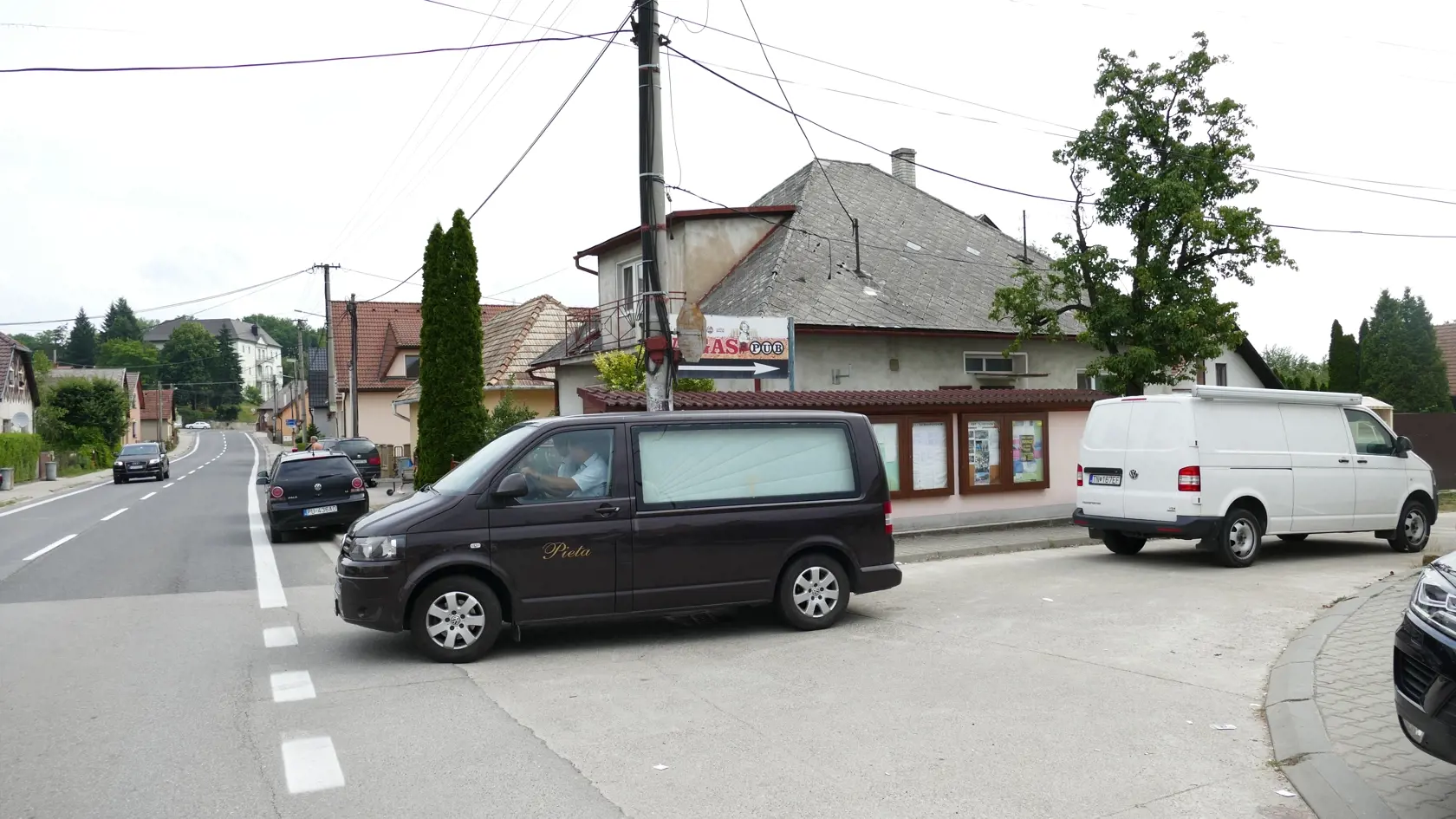 Pri streľbe v Horovciach zahynul jeden človek