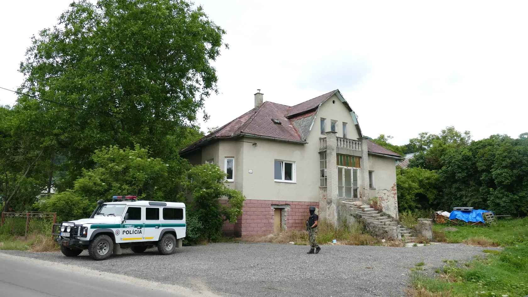Útočník Martin po brutálnej streľbe utiekol, polícia ho celé dopoludnie hľadala v okolí obce.