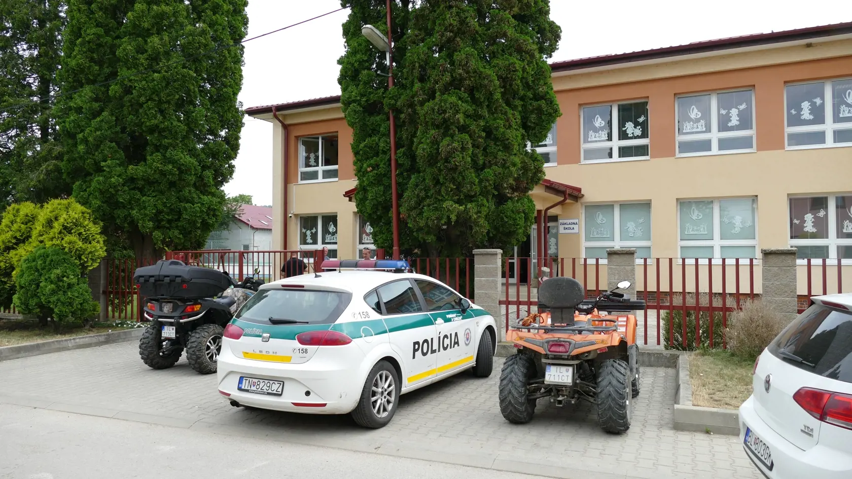 V základnej škole v Horovciach sa policajti pripravovali na rozsiahlu pátraciu akciu