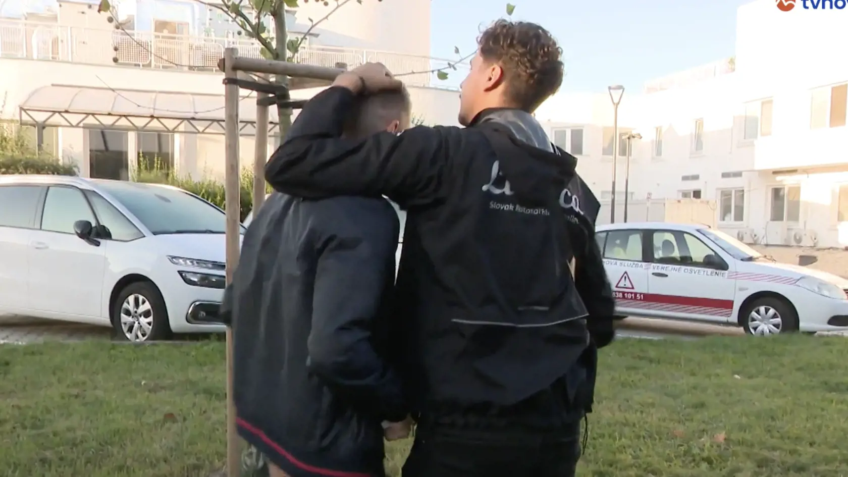 Priateľ Sone sa objíma s bratom po tom, čo sa dozvedeli, že Soňu našli živú.