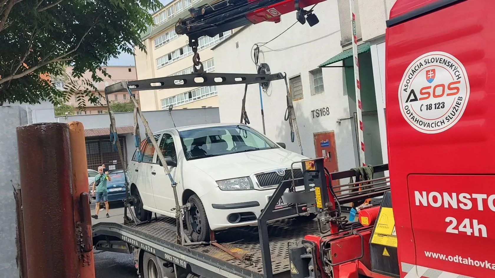 Zadržali podozrivého! Na záberoch by sa malo nachádzať vozidlo zadržaného podozrivého.