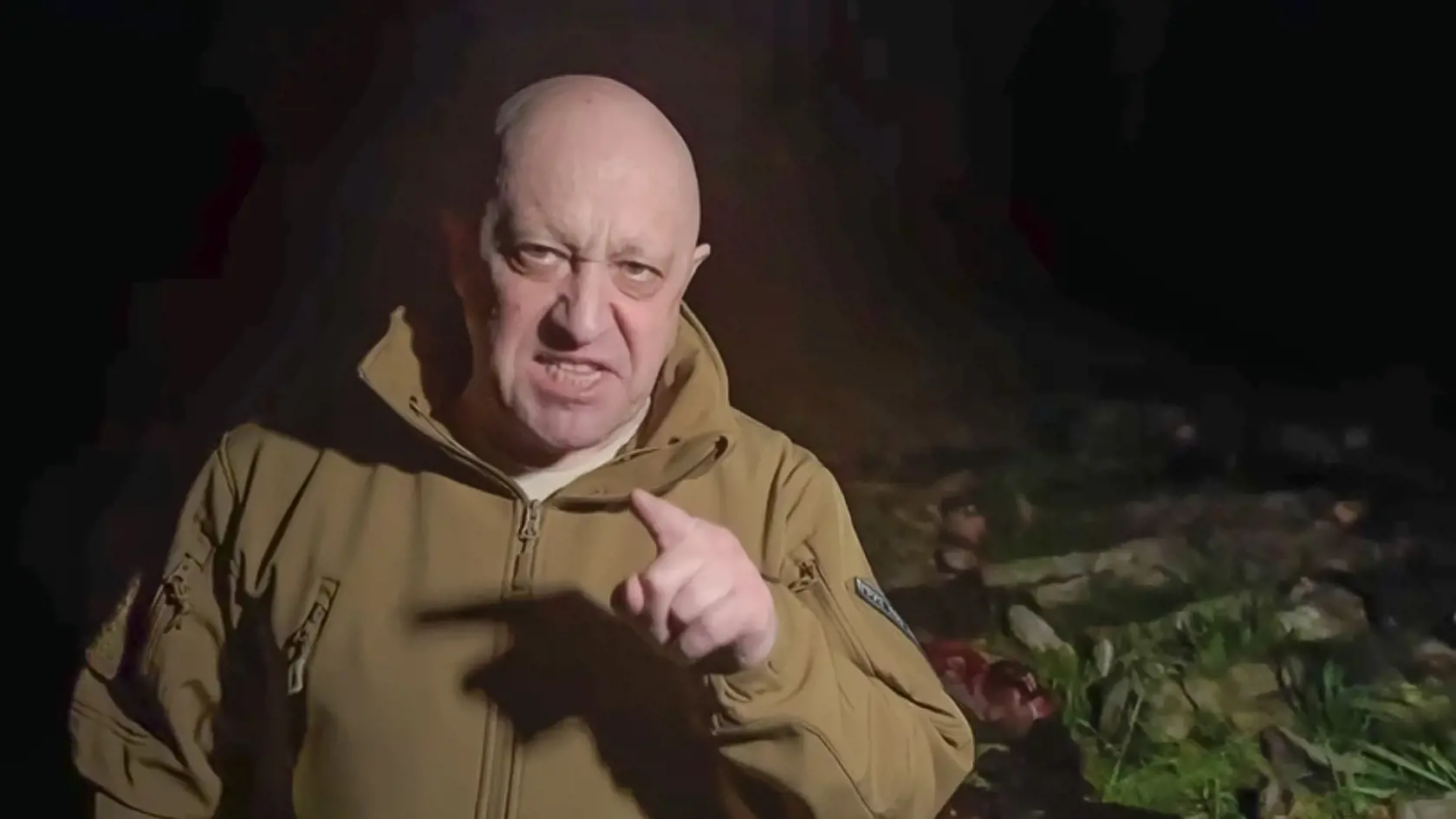 Na videosnímke vydanej 5. mája 2023 šéf ruskej žoldnierskej Vagnerovej skupiny Jevgenij Prigožin stojí pred telami na neznámom mieste.