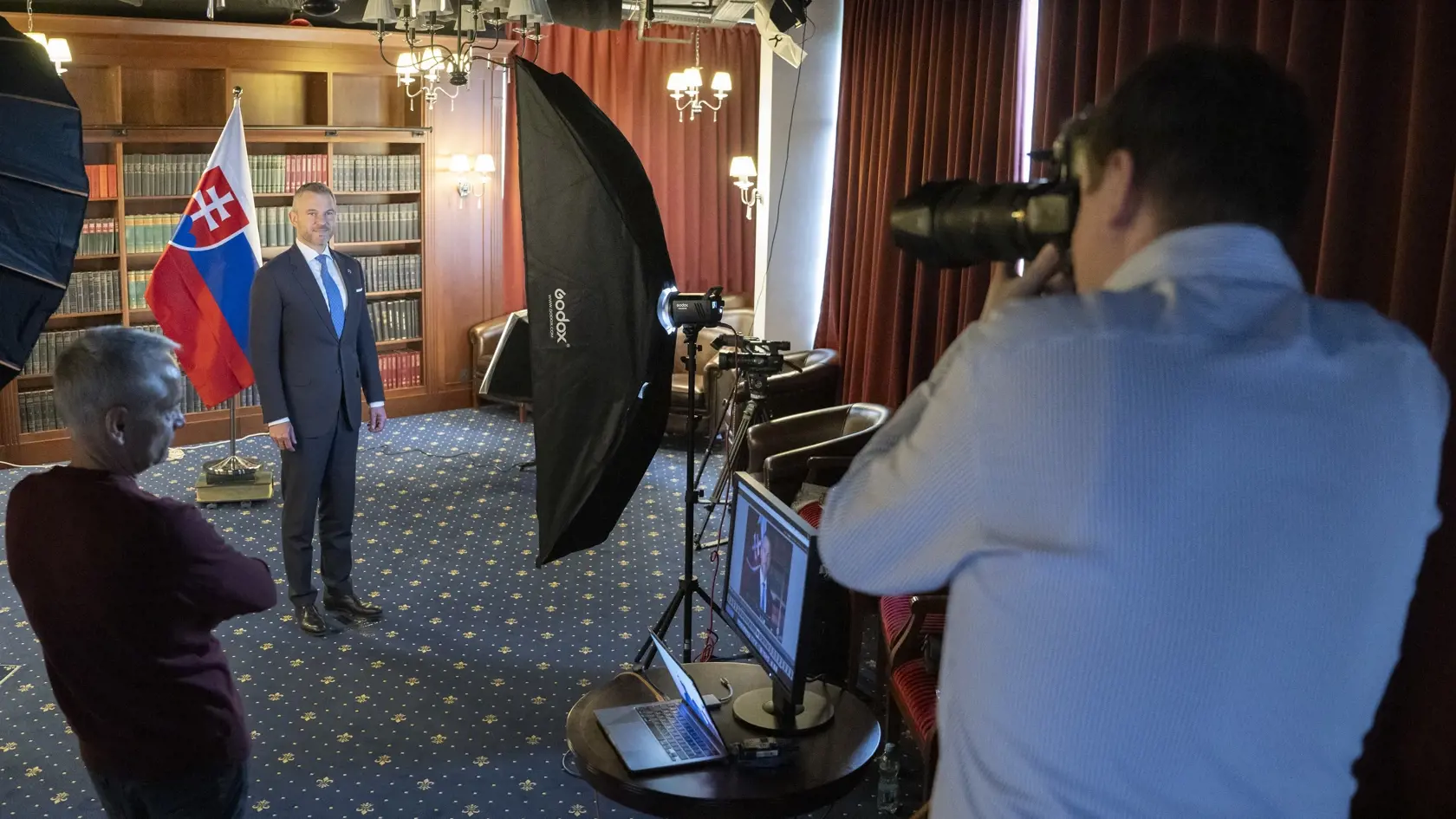 Zvolený prezident SR Peter Pellegrini navštívil Tlačovú agentúru Slovenskej republiky (TASR), kde fotograf a vedúci Obrazovej redakcie TASR Michal Svítok v spolupráci s fotografom agentúry Pavlom Neubauerom nafotil oficiálny portrét zvoleného prezidenta SR. Na snímke v pozadí zvolený prezident SR Peter Pellegrini, fotograf Pavel Neubauer (vľavo), fotograf a vedúci Obrazovej redakcie TASR Michal Svítok v ateliéri agentúry počas fotenia oficiálneho portrétu 23. apríla 2024 v Bratislave.