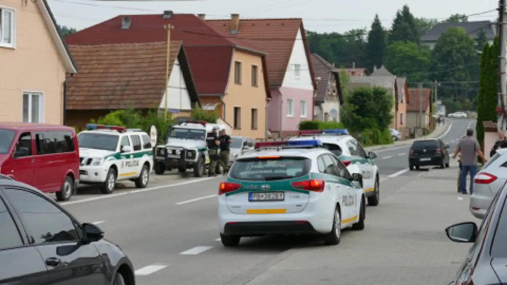 Pri streľbe v Horovciach zahynul jeden človek.