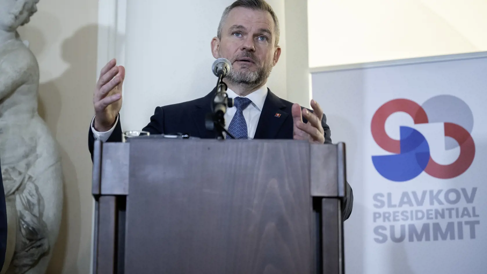 Na snímke slovenský prezident Peter Pellegrini počas tlačovej konferencie po prezidentskom sumite Slavkovského formátu (S3) na zámku Slavkov pri Brne v stredu 5. marca 2025. Český, slovenský a rakúsky prezident Alexander Van der Bellen si pripomenuli desiate výročie podpísania Slavkovskej deklarácie. Hlavnými témami spoločných rokovaní prezidentov boli aktuálne zahraničnopolitické výzvy vrátane situácie na Ukrajine, budúcnosť transatlantických vzťahov, rozširovanie Európskej únie, ako aj inovácie, konkurencieschopnosť či úloha mladých v spoločnosti.