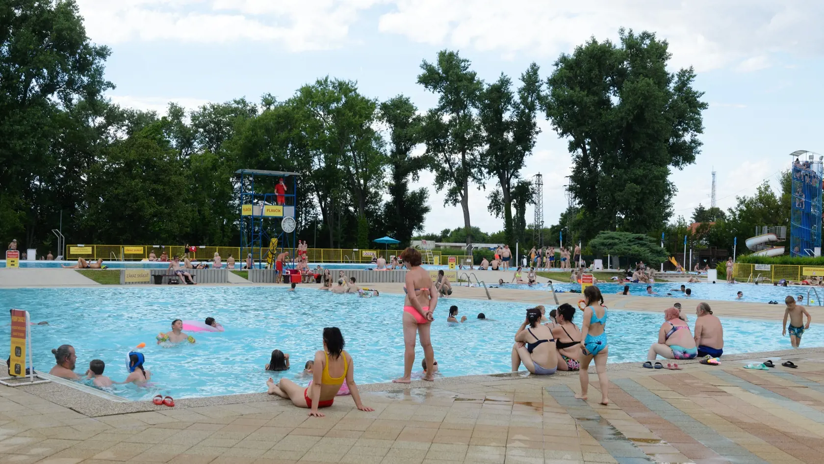 Ak by sa však šírenie medzi ľuďmi napokon potvrdilo, v takom prípade hrozí aj sprísnenie bezpečnostných opatrení, najmä čo sa týka konania hromadných podujatí. Rovnako by sa mohli sprísniť pravidlá v podnikoch, obchodoch a na miestach, kde sa zhromažďuje veľa ľudí, napríklad na kúpaliskách.