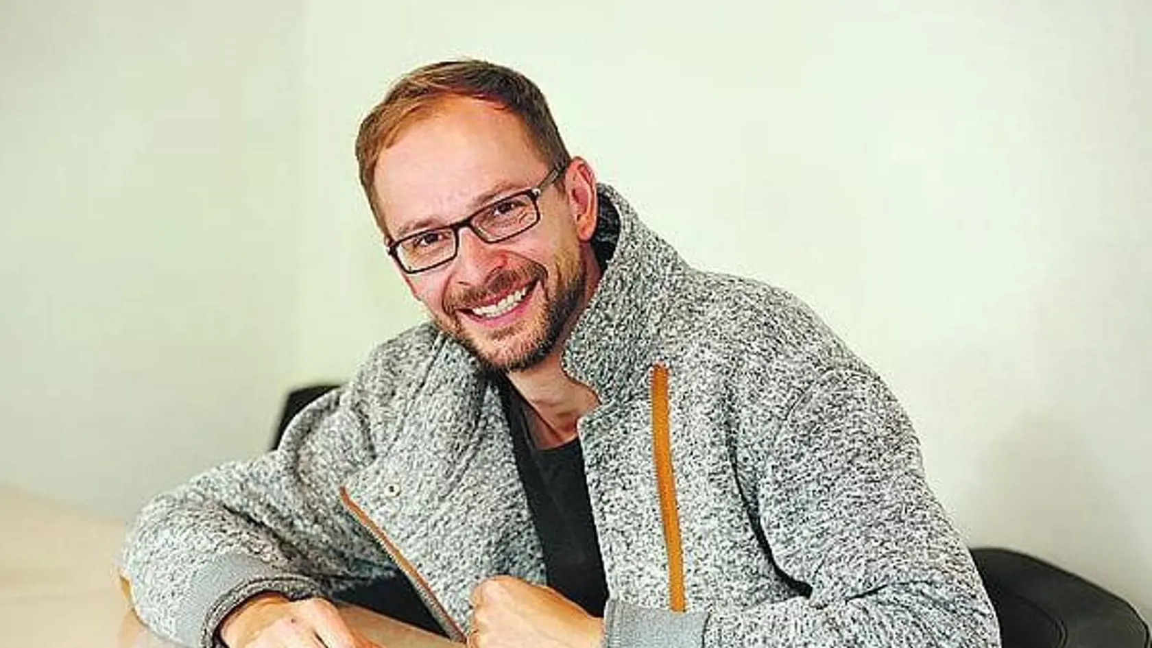 Radek Valenta má dnes krátke vlasy a dioptrické okuliare. 