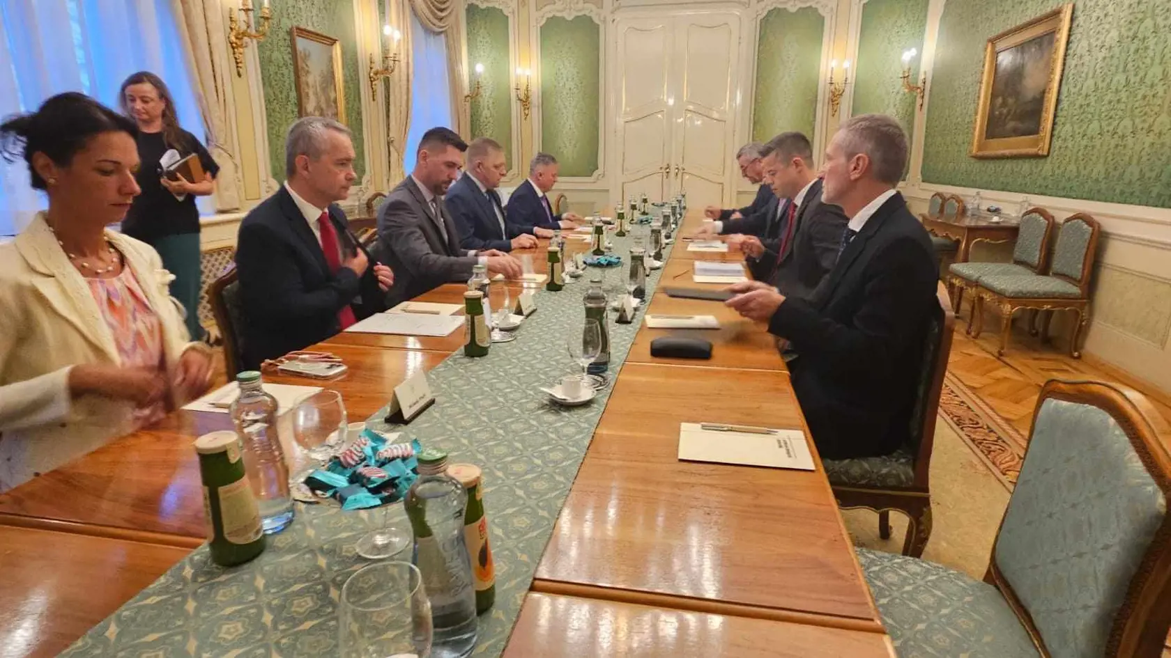 Premiér Robert Fico počas stretnutia so zástupcami obchodných reťazcov na Úrade vlády.