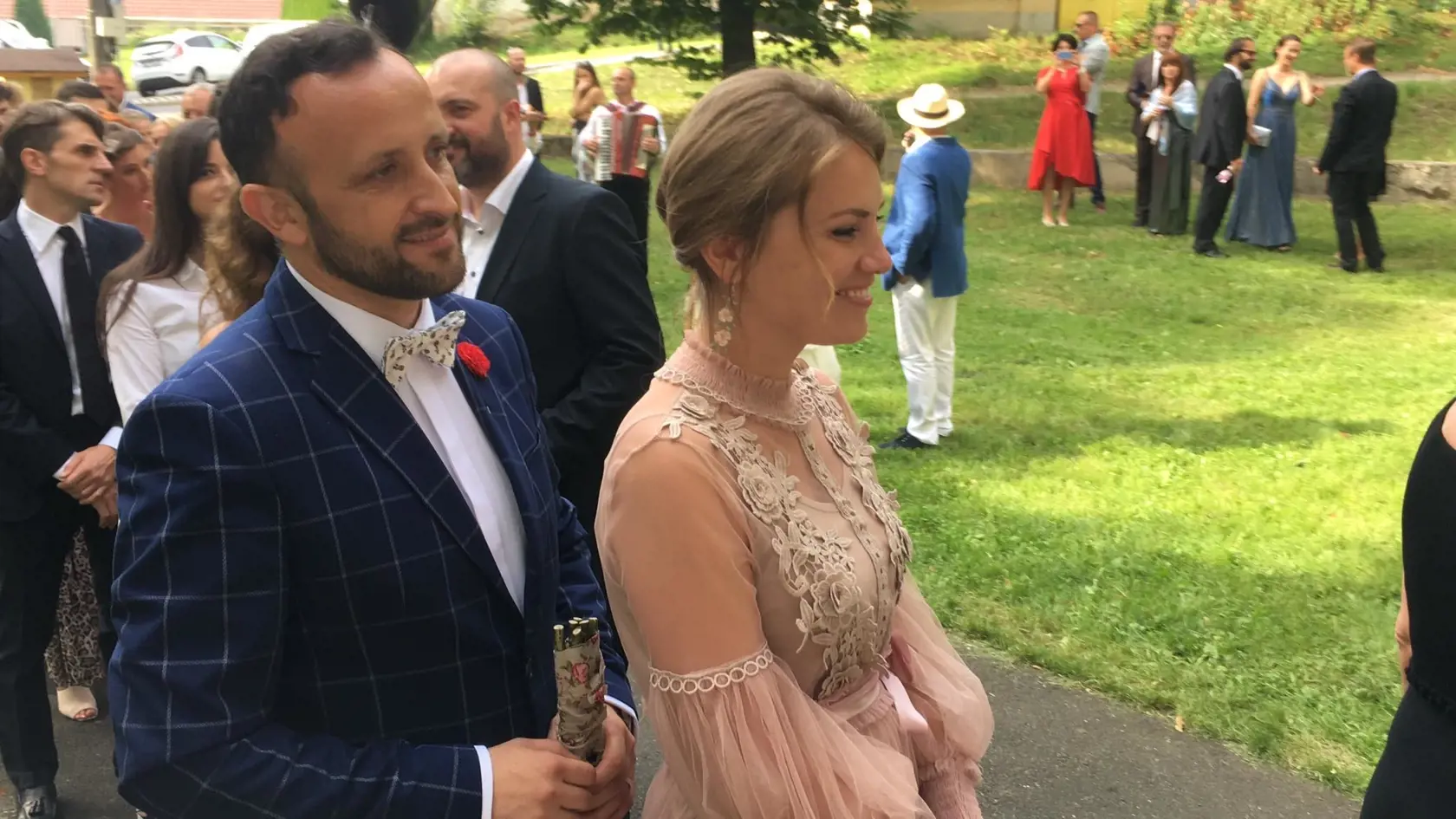 Svadba Jána Ďurovčíka a Barbory Hlinkovej. Nevesta mala nádherné jednoduché šaty a nechýbali ani režisérovi kamaráti ako Ivan Tásler, Ondrej Kandráč či speváčka Katarína Hasprová. Svoje áno si povedali v kostole v Haliči.