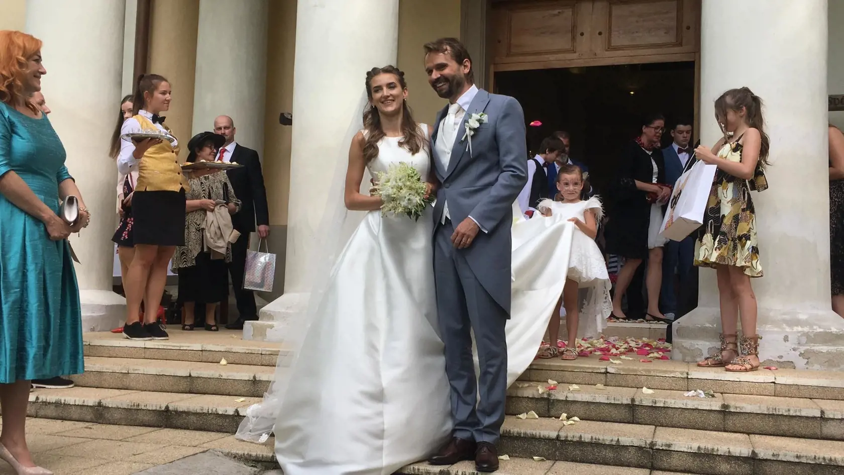 Svadba Jána Ďurovčíka a Barbory Hlinkovej. Nevesta mala nádherné jednoduché šaty a nechýbali ani režisérovi kamaráti ako Ivan Tásler, Ondrej Kandráč či speváčka Katarína Hasprová. Svoje áno si povedali v kostole v Haliči.