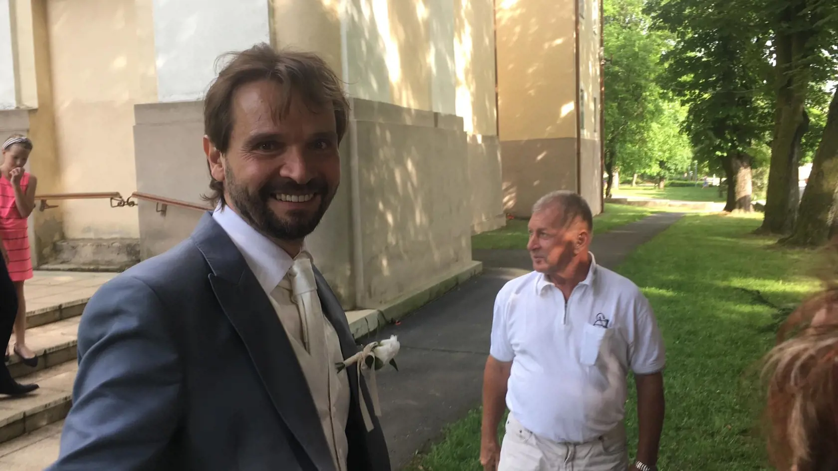 Svadba Jána Ďurovčíka a Barbory Hlinkovej. Nevesta mala nádherné jednoduché šaty a nechýbali ani režisérovi kamaráti ako Ivan Tásler, Ondrej Kandráč či speváčka Katarína Hasprová. Svoje áno si povedali v kostole v Haliči.