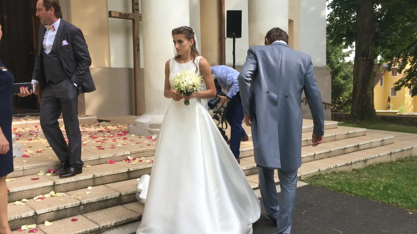 Svadba Jána Ďurovčíka a Barbory Hlinkovej. Nevesta mala nádherné jednoduché šaty a nechýbali ani režisérovi kamaráti ako Ivan Tásler, Ondrej Kandráč či speváčka Katarína Hasprová. Svoje áno si povedali v kostole v Haliči.