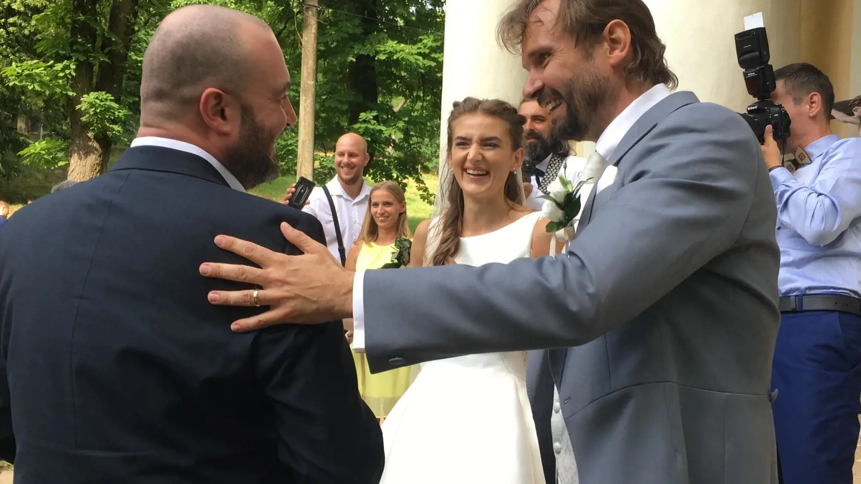 Svadba Jána Ďurovčíka a Barbory Hlinkovej. Nevesta mala nádherné jednoduché šaty a nechýbali ani režisérovi kamaráti ako Ivan Tásler, Ondrej Kandráč či speváčka Katarína Hasprová. Svoje áno si povedali v kostole v Haliči.