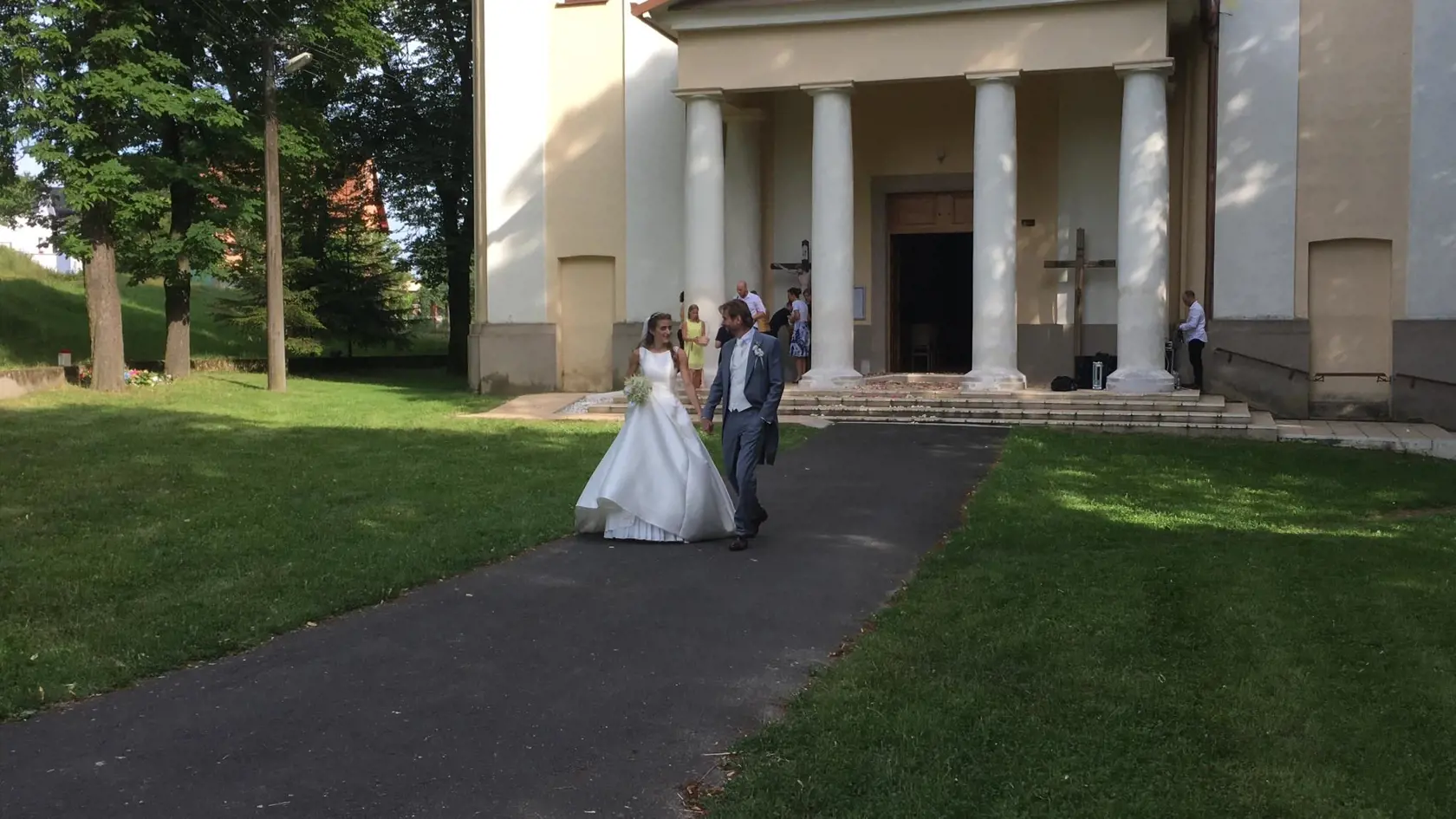 Svadba Jána Ďurovčíka a Barbory Hlinkovej. Nevesta mala nádherné jednoduché šaty a nechýbali ani režisérovi kamaráti ako Ivan Tásler, Ondrej Kandráč či speváčka Katarína Hasprová. Svoje áno si povedali v kostole v Haliči.