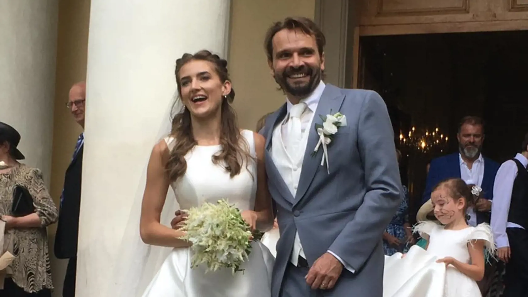 Svadba Jána Ďurovčíka a Barbory Hlinkovej. Nevesta mala nádherné jednoduché šaty a nechýbali ani režisérovi kamaráti ako Ivan Tásler, Ondrej Kandráč či speváčka Katarína Hasprová. Svoje áno si povedali v kostole v Haliči.