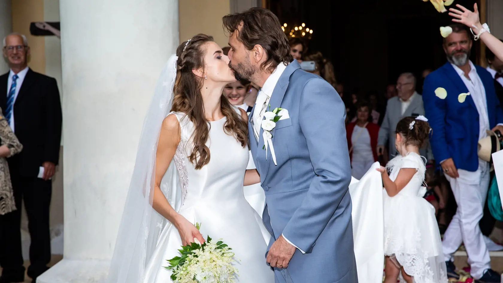 Svadba: Ján Ďurovčík a Barbora Hlinková si dali prvú pusu ako novomanželia pred kostolom.